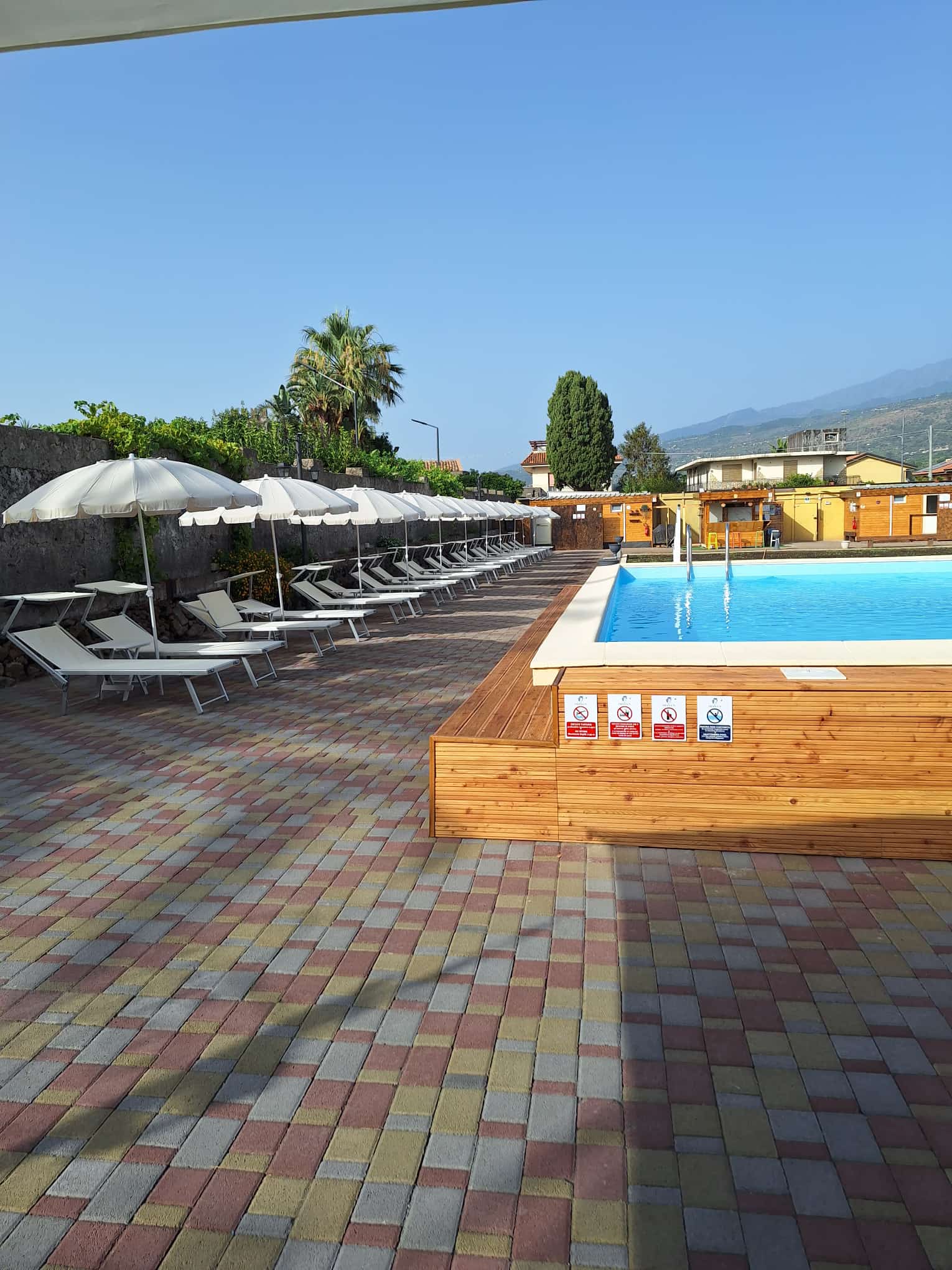 Piscina con solarium attrezzato del B&B Diana'S a Fiumefreddo di Sicilia, vicino Etna e Taormina - foto 12