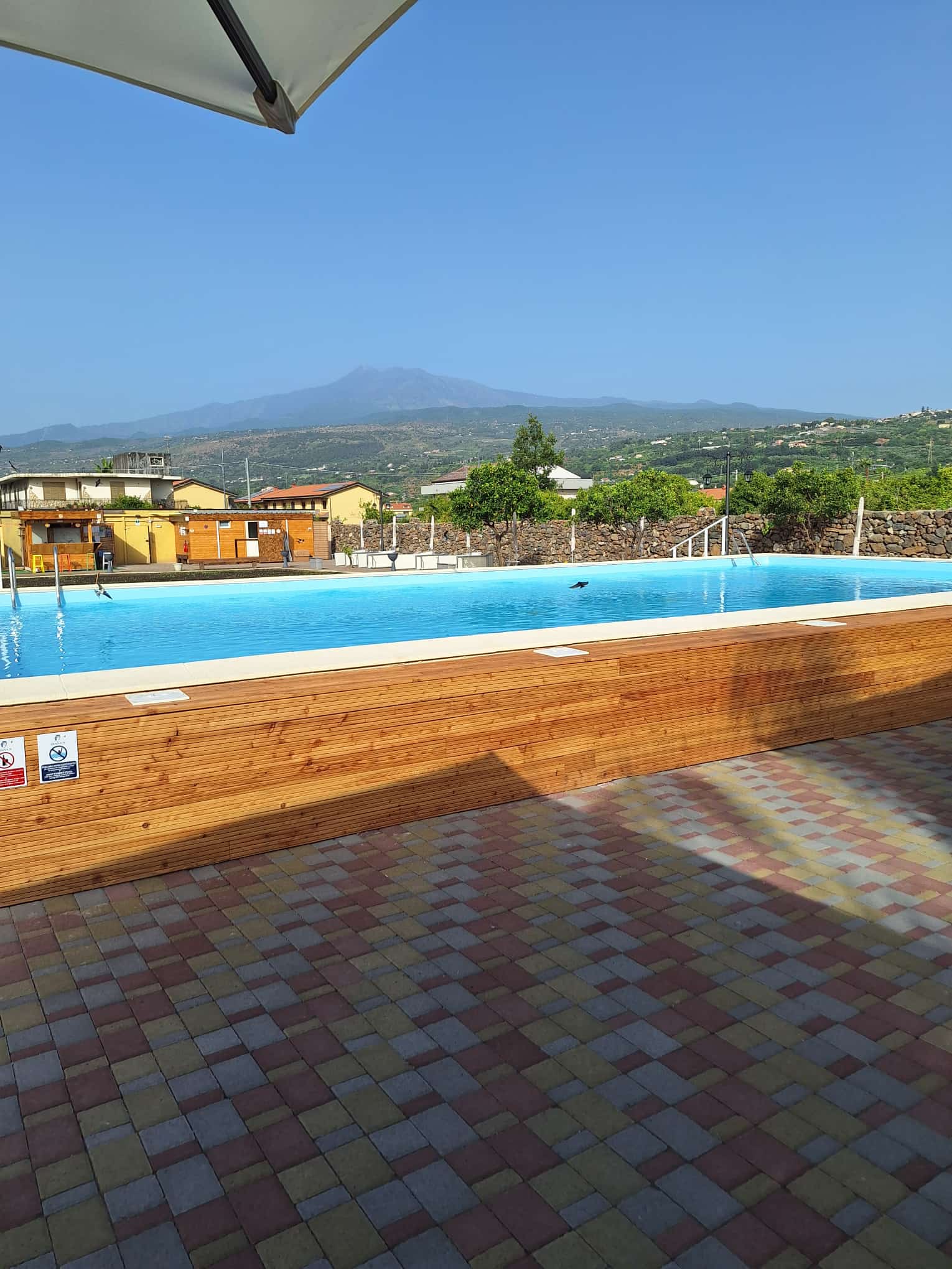 Piscina con solarium attrezzato del B&B Diana'S a Fiumefreddo di Sicilia, vicino Etna e Taormina - foto 9